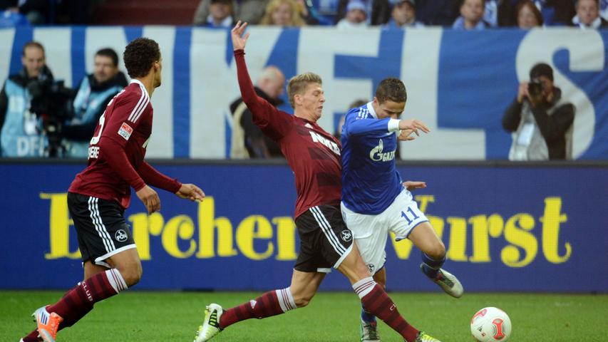 In der Folge entwickelt sich ein kampfbetontes Spiel zwischen beiden Mannschaften. Mit einer beherzten Grätsche versucht Mike Frantz, dem Schalker Afellay den Ball abzunehmen.