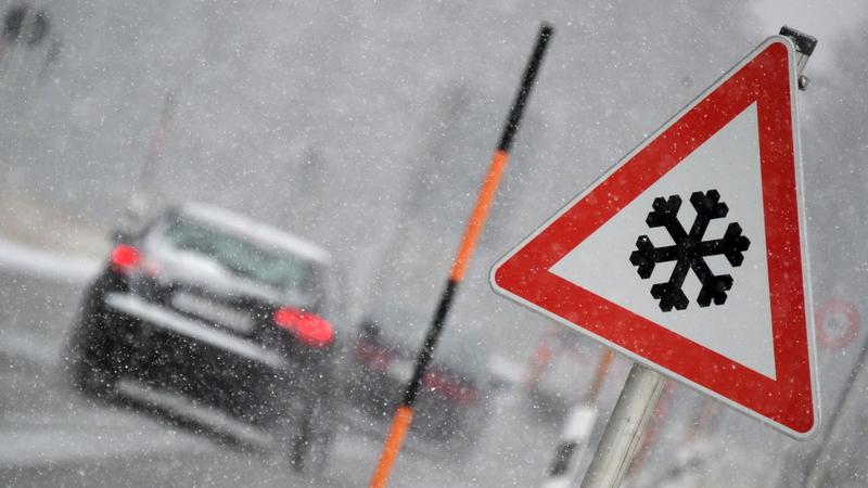 Zwölf Unfälle bei Schneeglätte im Landkreis-Osten