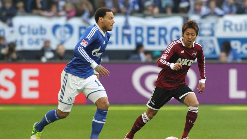 Das Spiel geht gut los für den Club: Nach knapp 18 Sekunden nimmt Hiroshi Kiyotake einen Ball direkt und zwingt somit Schalkes Keeper Lars Unnerstall zu einer Flugparade.