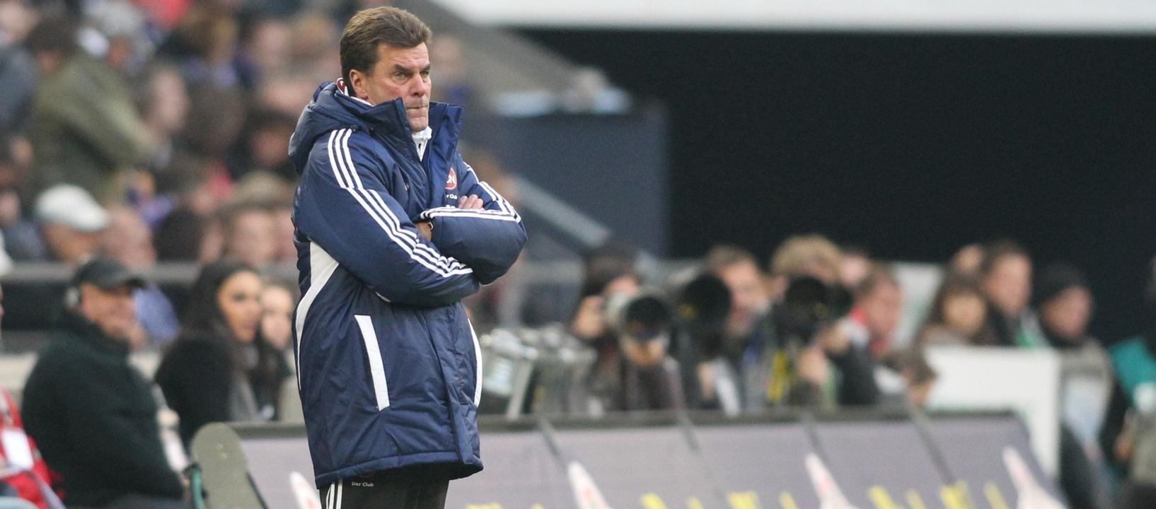 Dieter Hecking steht beim Spiel auf Schalke nachdenklich am Spielfeldrand.