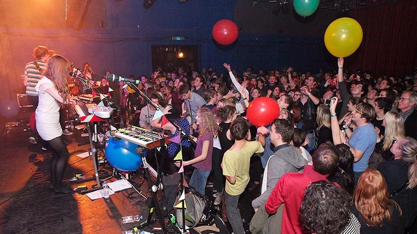 Bei Team Me im K4-Festsaal gab's große Luftballons für das Publikum zum Spielen.
