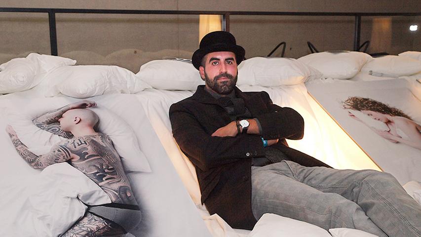 Nürnberg.Pop zeigte auch Kunst: Der Fotograf Cristopher Civitillo präsentierte großformatige Bilder von schlafenden Menschen im Eingangsbereich des Neuen Museums.