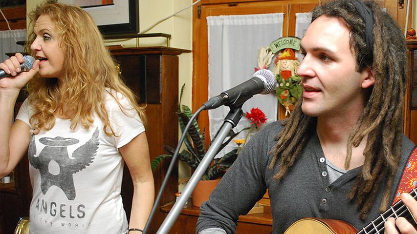 Die Sängerin Suzan Baker und der ausgebildete Gitarrist Dennis Lüddicke: Das Duo trat im Schwane auf.
