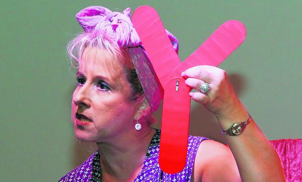 Y-Chromosomen sind für die Bierproduktion nicht notwendig. Tatsächlich war das Brauen lange Zeit Frauensache, und in den Brauhäsern des frühen Mittelaltern waren ausschließlich Frauen anzutreffen. Der Braukessel gehörte deshalb zur Mitgift. Auch die ersten wissenschaftlichen Abhandlungen über die Brauereikunst und den Hopfen schrieb eine Frau, nämlich die heilige Hildegard von Bingen. "Das Bier aber macht das Fleisch des Menschen fett und gibt seinem Antlitz eine schöne Farbe durch die Kraft und den guten Saft des Getreides", schrieb die von 1098 bis 1179 lebende Benediktinerin und Universalgelehrte unter anderem in ihrem medizinischen Werk "Causae et curae". Auch Katharina von Bora, die Gattin von Martin Luther, hatte während ihrer Zeit im Kloster die Bierherstellung von der Pike auf gelernt. Der Reformator war so von den Braukünsten seiner Frau angetan, dass er von unterwegs schrieb, sie möge doch "ein Pfloschen ihres Bieres zu ihm schicken, so oft sie könne".