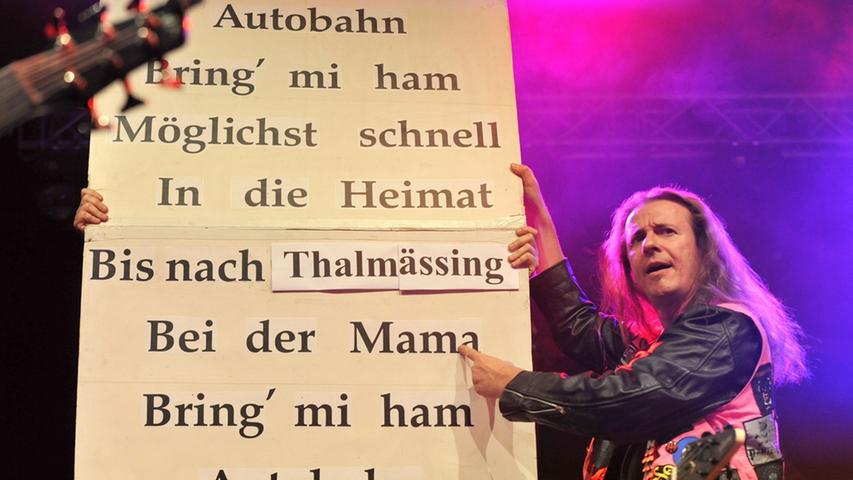 Die Mühen der Vorbereitungen, die zahllose freiwillige Helfer ins Thalmässinger Music Adventure investiert hatten, lohnten sich: Über 1700 _ überwiegend junge Gäste tummelten sich in der großen Halle und auf dem Platz davor und erlebten ein bombastisches Konzert-Wochenende. Als Headliner setzten die Veranstalter auf Altbewährtes, nämlich auf die Fun-Metal-Band J.B.O., die sich zuletzt vor vier Jahren in Thalmässing die Ehre gab. Weiterhin zeigte der vom Radiosender Bayern 3 Bekannnte DJ Matthias Matuschik, was er drauf hat.