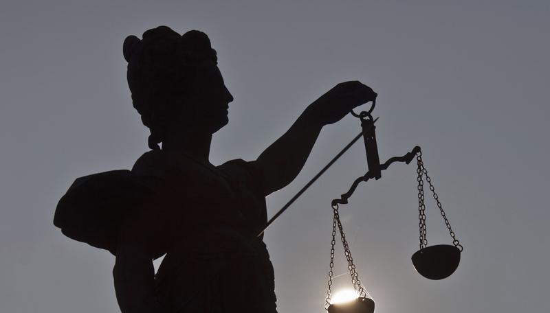 Die Schuld an seinem Schicksal gibt Mollath, der aus dem Nicht-Knast heraus sogar eine eigene Internetseite betreibt, einer Verschwörung bestehend aus seiner Frau, einer Großbank, der Justiz und Politik. Die Schuld an seinem Schicksal gibt Mollath, der aus dem Nicht-Knast heraus sogar eine eigene Internetseite betreibt, einer Verschwörung bestehend aus seiner Frau, einer Großbank, der Justiz und Politik.