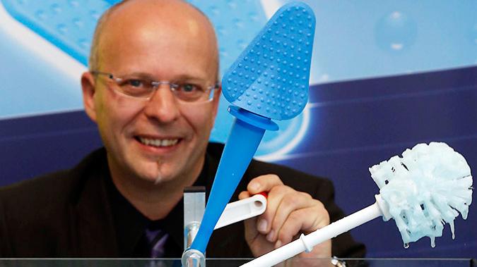 Auch auf dem Gebiet der Toilettenhygiene kann es noch Neuheiten geben: Thorsten Brenner mit einer innovativen Klobürste.