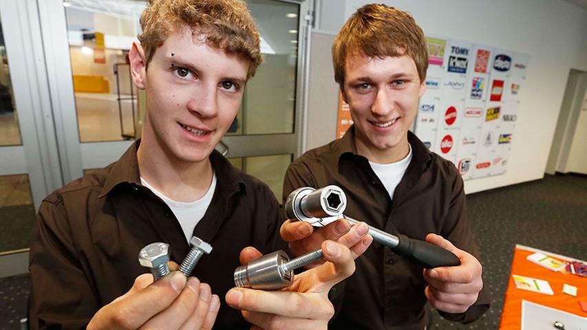 Markus Graf und Christoph Stephan (von links) stellen ein neuartiges Schraubenfuttersystem vor.