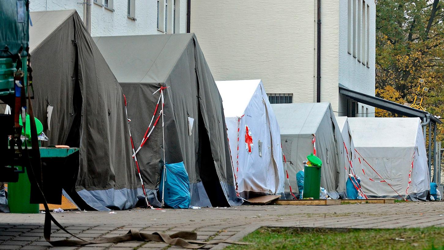 Notfallzelte für die vielen Asylbewerber in der Zentralen Aufnahmeeinrichtung in Zirndorf.