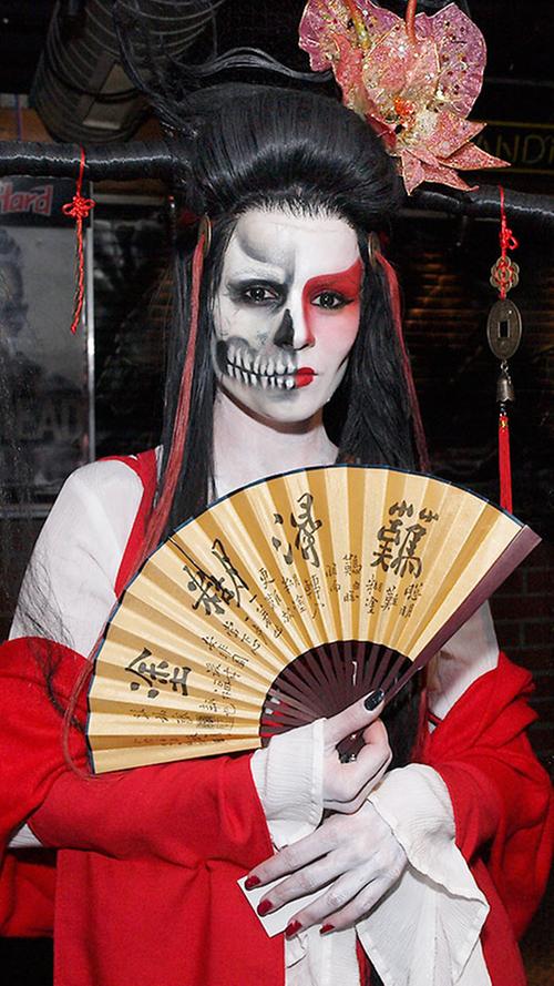 In dieser Geisha schlummert der Tod.