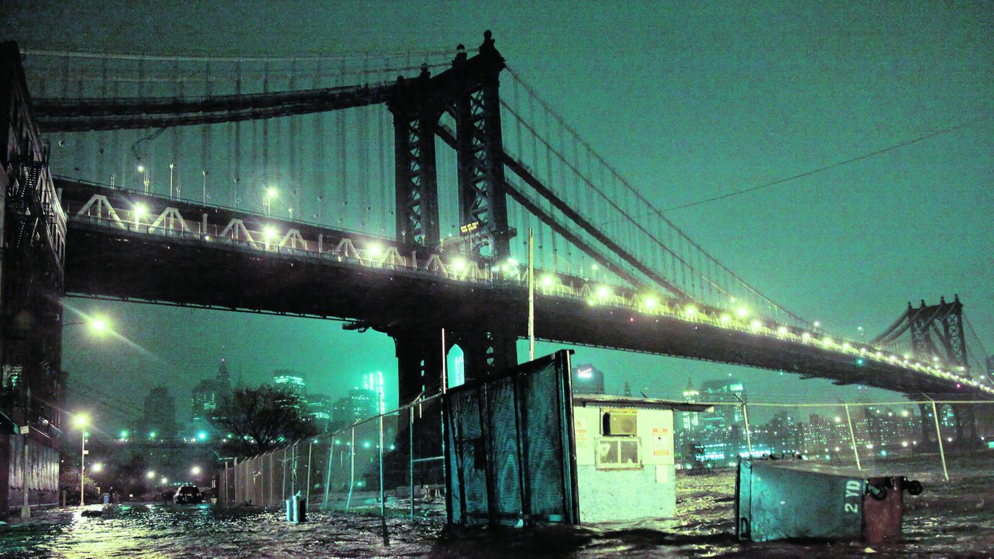 Auch unter der Manhattan Bridge ist der East River über die Ufer getreten.