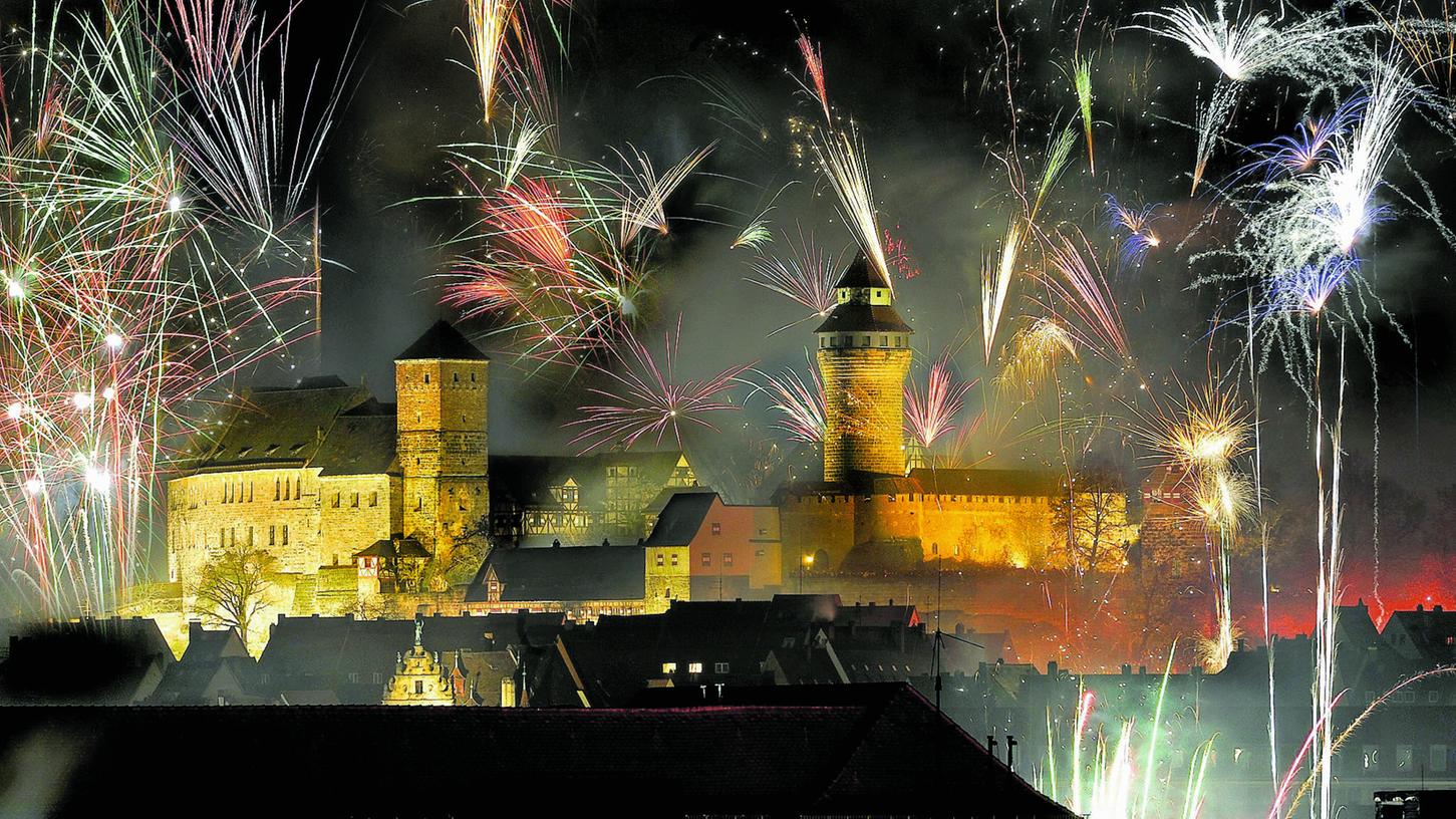 Ein prächtiges Feuerwerk erhellt die Nacht über der Burg. Auf dem Gelände selbst darf allerdings kein Feuerwerk gezündet werden.