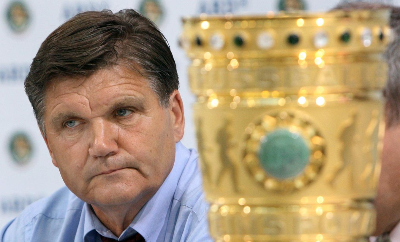 Hans Meyer scheute auf der Pressekonferenz vor dem Kräftemessen mit dem frisch gekürten Meister aus Stuttgart den Augenkontakt mit dem Objekt der Nürnberger Begierde.