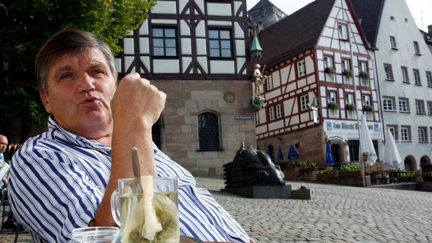 In Nürnberg hat Hans Meyer seine Wahlheimat gefunden. Bis heute wohnt der Kult-Coach noch hier und zieht im Westbad, unweit von seiner Bleibe am Burgberg, im Sommer tagtäglich seine Bahnen. "Meine Wohnung ist rollstuhlgerecht, sodass ich die nächsten fünf Jahre bleiben kann", erklärt Meyer.