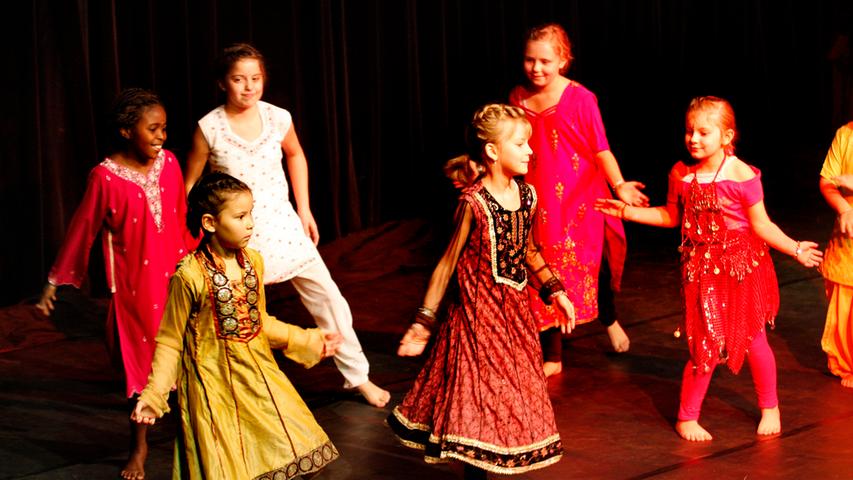 In orientalischen Gewändern zeigten sich die Akteure der "Bombay Kids".