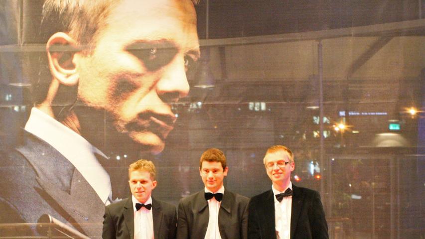 ... sind diese drei Fans gekommen: Matthias Bauer, Felix Heidinger und Michael Köding, von links, fuhren aus Donaueschingen zur Bond-Premiere nach Nürnberg.