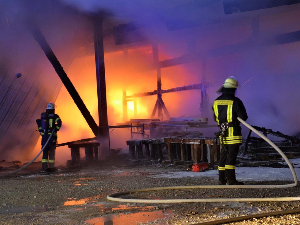 Eine Zimmerei in Erlangen ist am Donnerstagmorgen vollständig ausgebrannt.