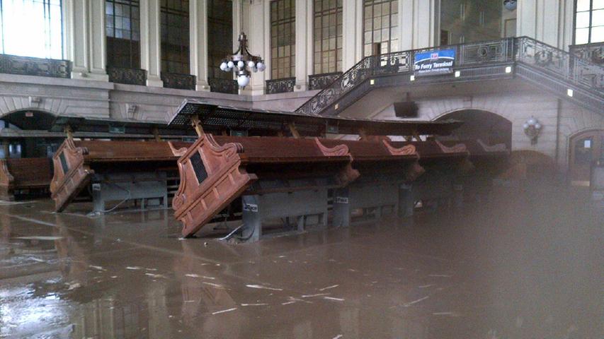 Auch der Bahnhof Hoboken, einer der größten Verkehrsumschlagsplätze im Großraum New York, wurde in Folge des Hurrikans überflutet.