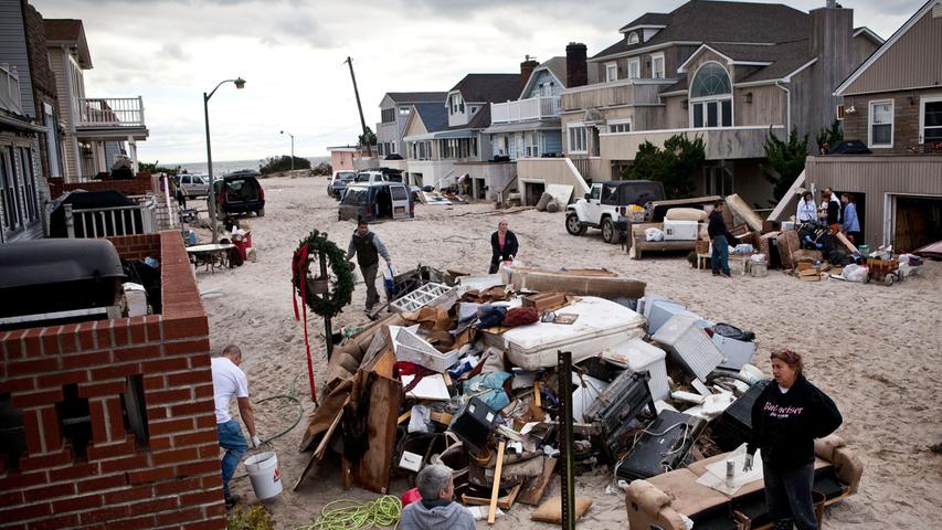 Zwischen dreißig und fünfzig Milliarden Dollar Schaden soll "Sandy" angerichtet haben. Weit schlimmer als die materiellen Schäden wiegt, dass an der gesamten Atlantikküste des amerikanischen Kontinentes mehr als 140 Menschen ums Leben kamen.
