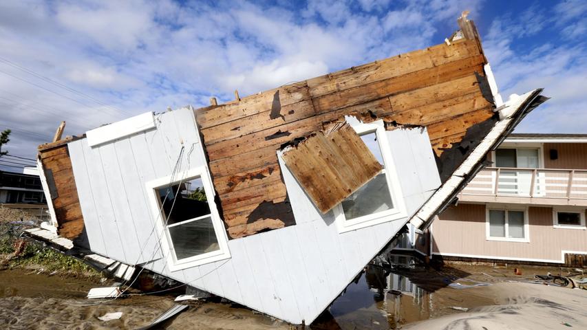 ... wird klar, mit welcher Kraft "Sandy" gewütet hat: Dieses Haus wurde von ihr einfach auf den Kopf gestellt.