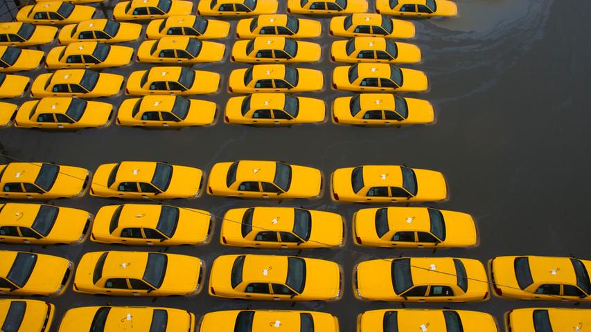 Dieser Parkplatz voll mit gelben Taxis in Hoboken, New Jersey, wurde völlig überflutet.
