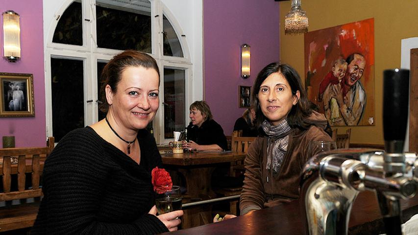 Vom Sehen kennen sie sich seit 20 Jahren, gut befreundet sind sie seit einem Jahr: Nana Specht (links) und Clairi Tsourousi, Wirtin des Frida Kahlo . In der nach der mexikanischen Malerin benannten Café-Bar in der Nordstadt ist Nana mindestens einmal in der Woche zu Gast. Sie mag die Bioweine und findet auch das Essen von der häufig wechselnden Karte sehr lecker. "Und der Kaffee ist auch der Hit!", sagt die 40-Jährige. Vom Sehen kennen sie sich seit 20 Jahren, gut befreundet sind sie seit einem Jahr: Nana Specht (links) und Clairi Tsourousi, Wirtin des Frida Kahlo . In der nach der mexikanischen Malerin benannten Café-Bar in der Nordstadt ist Nana mindestens einmal in der Woche zu Gast. Sie mag die Bioweine und findet auch das Essen von der häufig wechselnden Karte sehr lecker. "Und der Kaffee ist auch der Hit!", sagt die 40-Jährige.