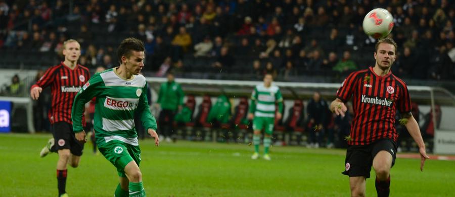 Und dann kommt die 53. Minute: Nach einem schön ausgespielten Konter der Fürther läuft Zoltan Stieber frei auf Eintracht-Keeper Kevin Trapp zu. Die Szene erinnert an Edgar Pribs legendären Fehlschuss aus der Vorsaison...