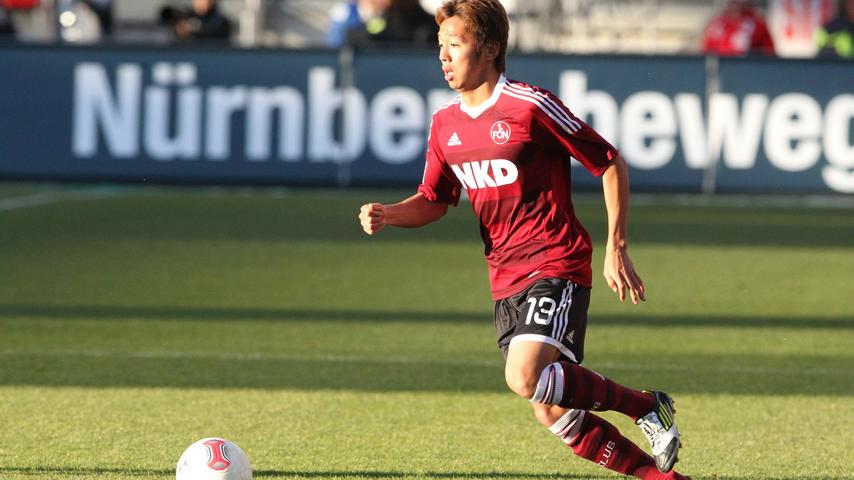 ...Kiyotake Kleine kurz und klein dribbelt. Spielerische Defizite beim Club, von wegen. Übersicht, Spielwitz und Ballmitnahmen im höchsten Tempo - Nürnbergs Lieblingsjapaner macht Spaß und kommt nach einem Zwischentief wieder immer besser in Schwung. Hiroshi wird wie ein Flummi durch Fürths überforderten Defensiverbund sausen. Seine Technik, seine Raffinesse - sie machen auch in der neuerdings gemeinsamen Liga den Klassenunterschied.