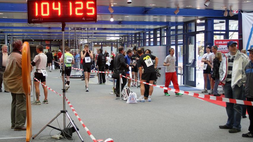 Der TÜV Rheinland Indoor Marathon zeichnet sich dadurch aus, dass die Laufstrecke über mehrere Etagen führt.