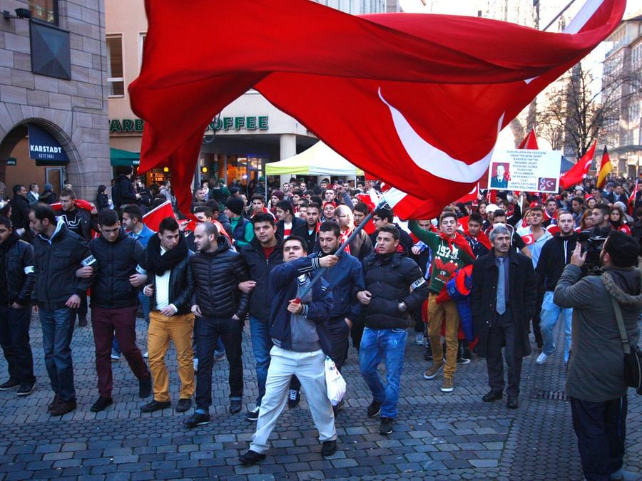 500 Menschen Demonstrieren In Nurnberg Gegen Die Pkk Nurnberg Nordbayern De