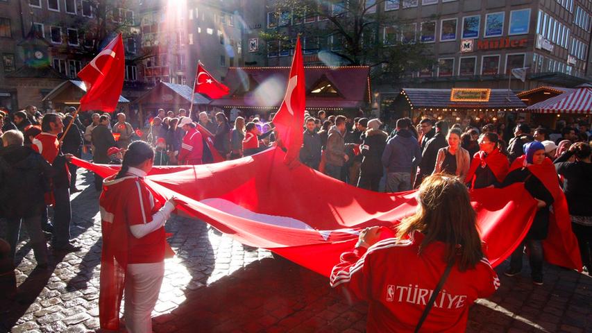 Vor der Lorenzkiche breiteten die Demonstranten eine riesengroße türkische Fahne aus.