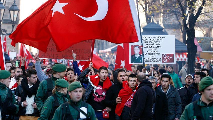 In Nürnberg haben am Samstag etwa 500 Menschen unter dem Motto "Gegen Terror" gegen die kurdische Organisation PKK demonstriert. Kritiker behaupten, dass die rechtsradikale türkische Organisation "Graue Wölfe" die Kundgebung organisiert habe.