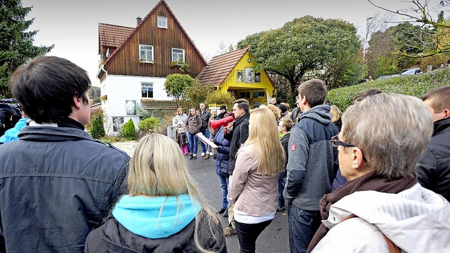 Sie wollten die Sektenkinder retten: Rund 150 Menschen trafen sich im November 2012 zur Mahnwache vor dem Haus des sogenannten Guru von Lonnerstadt.