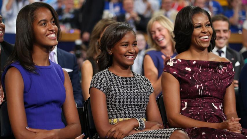 Den Hauch von Glanz und Gloria hingegen verbreitet Obamas Ehegattin Michelle - hier zusammen mit den beiden Töchtern Malia und Sasha.