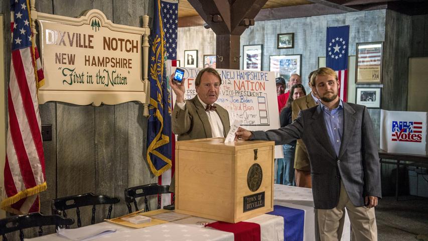 Kurz nach Mitternacht wirft ein paar Stunden zuvor ein Mann in Dixville Notch, New Hampshire, seinen Abstimmungszettel in die Wahlurne. Die Wahlen sind damit eröffnet.