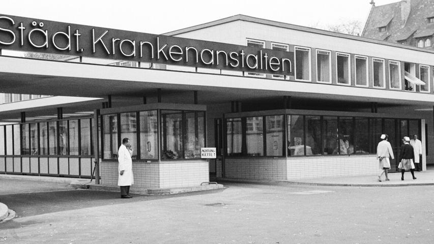 Das repräsentative Empfangsgebäude des Krankenhauses an der Flurstraße mit seiner auffallenden Leuchtschrift: „Städtische Krankenanstalten“.(Zum Artikel: "Freundliche Pforte für Patienten")