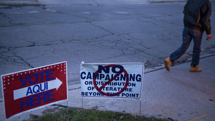 In Ohio ist das Rennen zwischen Obama und Romney besonders knapp. In Cleveland weisen Schilder auf die Wahl hin, andere verbieten gleichzeitig jegliche Art von Wahlkampf und anderen Störungen direkt vor den Wahllokalen.