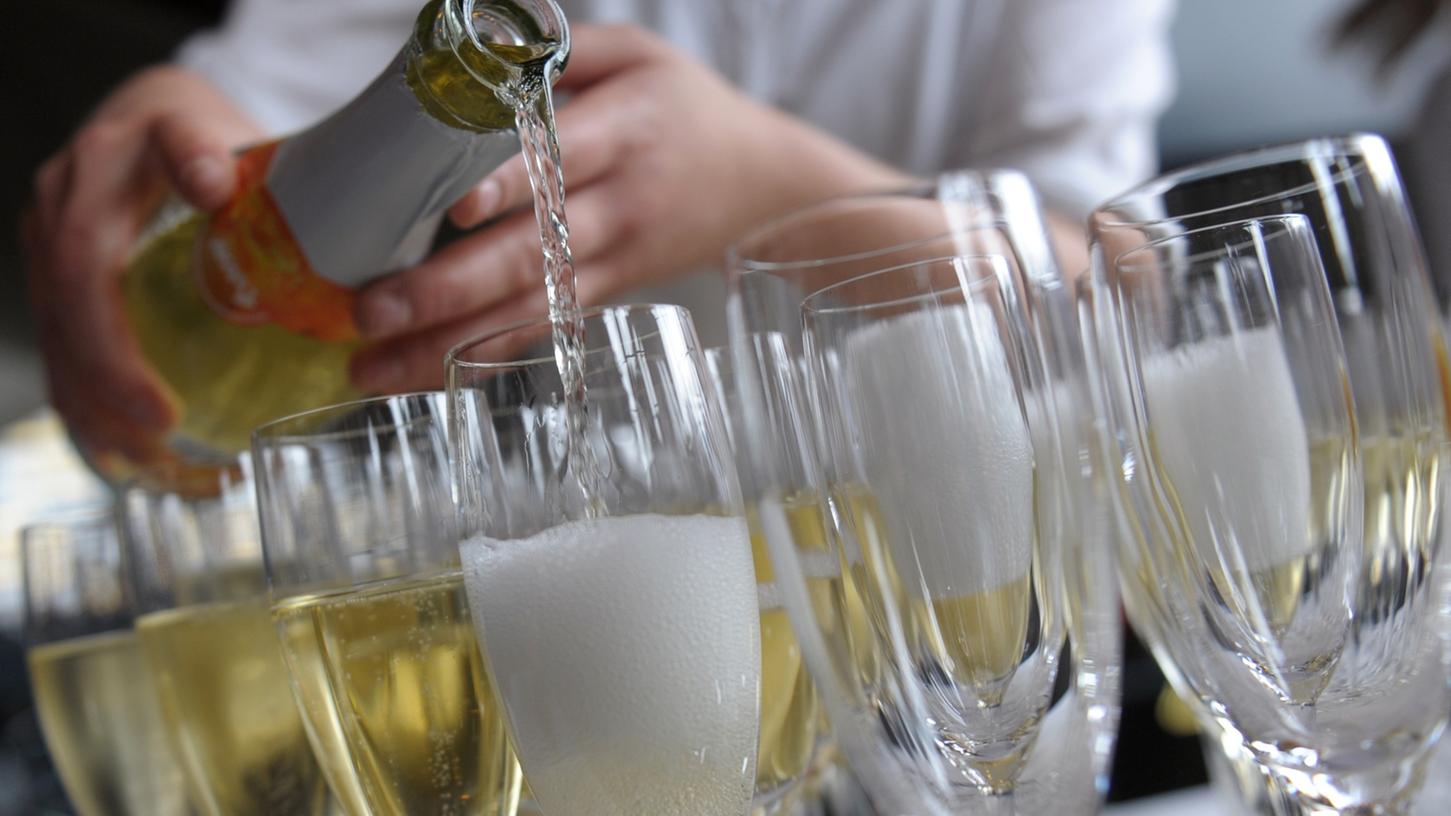 Ein Fluggast hat eine kanadische Airline verklagt,weil sie ihm statt dem in einer Werbung versprochenen Champagner nur Sekt ausgeschenkt hat.