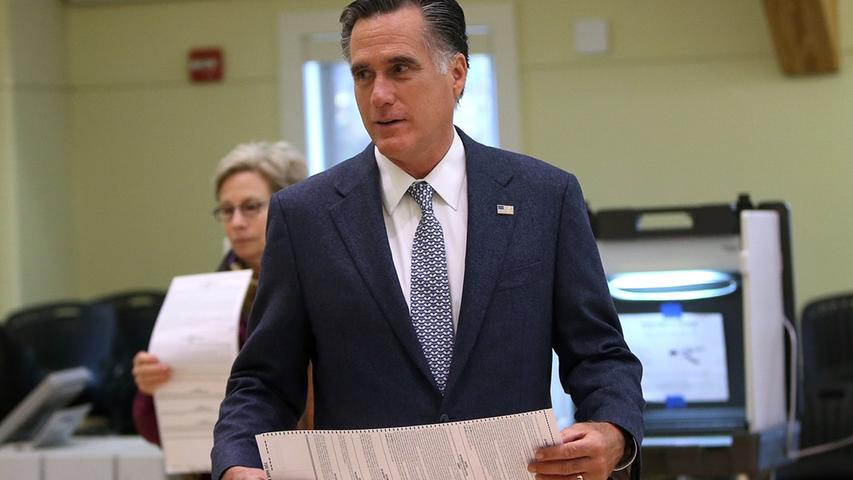 Der republikanische Präsidentschaftskandidat Mitt Romney gibt im US-Staat Massachusetts seine Stimme ab. In Begleitung seiner Ehefrau Ann trifft er am Morgen im Wahllokal in Belmont ein, wo das Paar ein Haus hat. Auf die Frage, wem er seine Stimme gegeben habe, antwortet er: "Ich glaube, das wissen Sie."