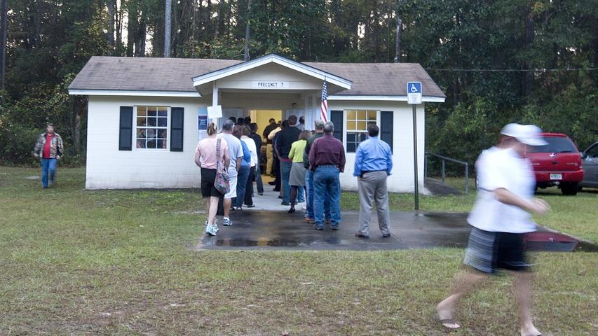 In Crawfordville, Florida, geben die Bürger in einer kleinen "Wahlhütte" auf dem Land ihre Stimmen ab. Selbst hier ist der Andrang groß.