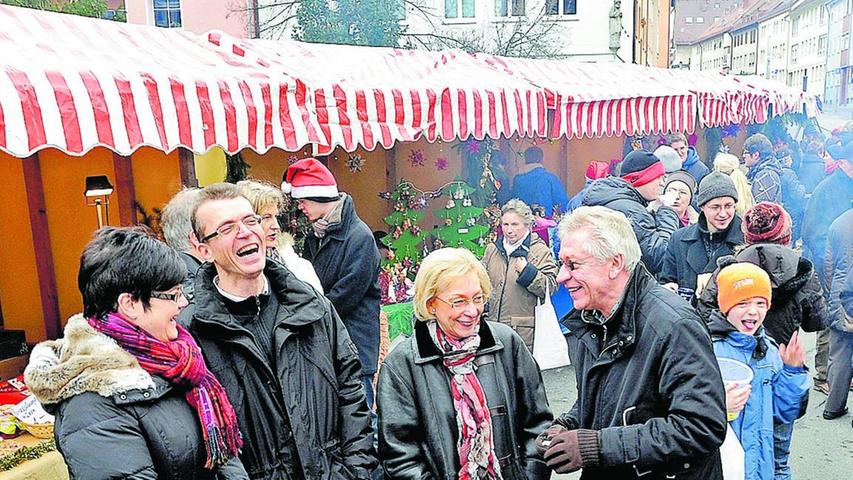 Klein, aber fein ist der Adventsmarkt vor der Bartholomäuskirche. Er wird am 28. November wieder mit einem Ständchen der Grundschüler eröffnet. Die Nürnberger Bratwürstln dürfen natürlich auch nicht fehlen.