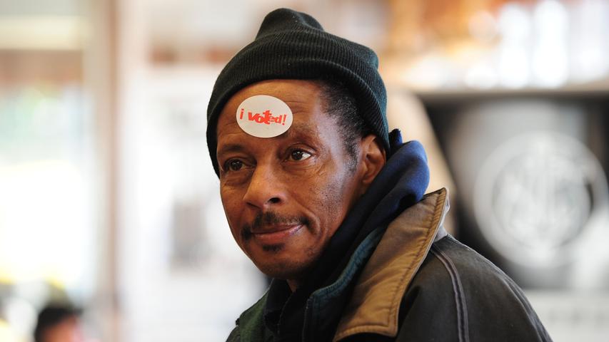 Dieser Mann aus Chicago, Illinois, trägt einen "I Voted"-Sticker auf seiner Stirn. Die Wahl elektrisiert ganz Amerika.