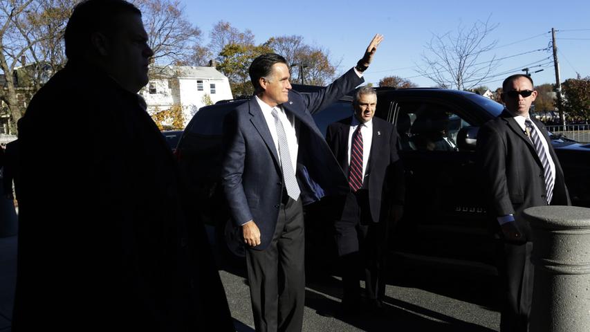 Entspannt winkt Romney den Wartenden zu.