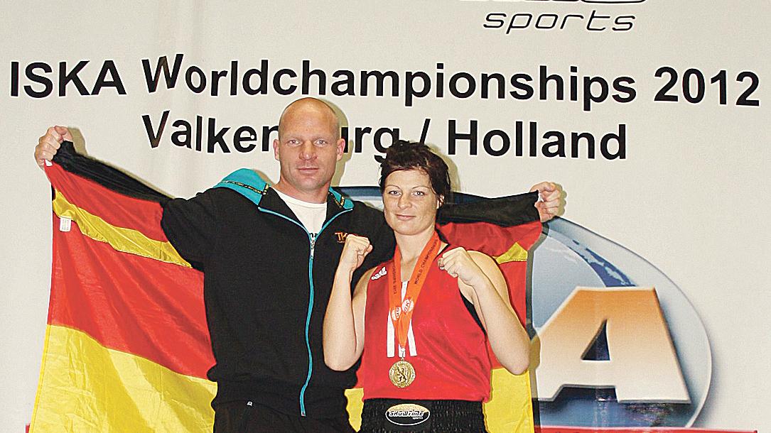 Am Ziel der sportlichen Träume: Kickbox-Weltmeisterin Melanie Milles und ihr Trainer Kai Blauhorn nach der Siegerehrung bei den Titelkämpfen in den Niederlanden.
