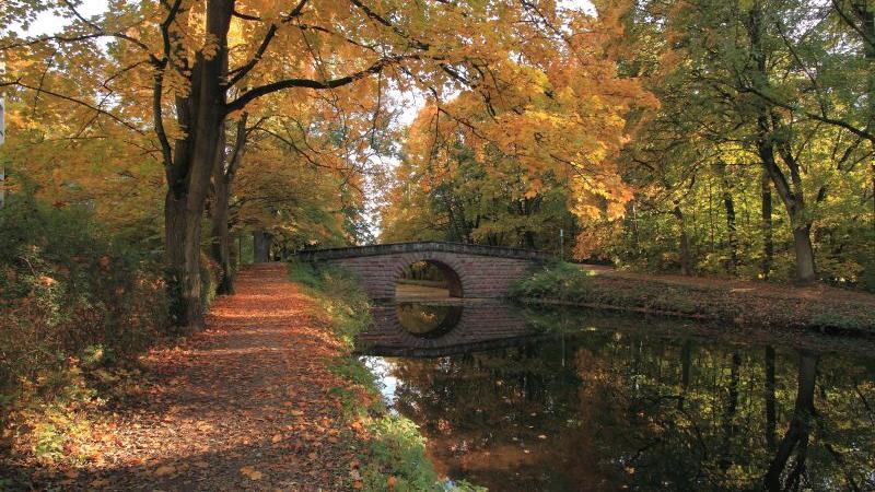 An einem goldenen Herbsttag strahlt die historische Wasserstraße viel Wärme aus - dank der frohen Farbvielfalt und der herrlichen Spiegelung des Herbstlaubs.