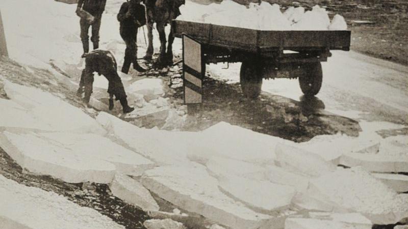 Der alte Kanal früher: Die zugefrorene Eisdecke wurde einfach aufgesägt und die Stangen in den Eiskeller gebracht.