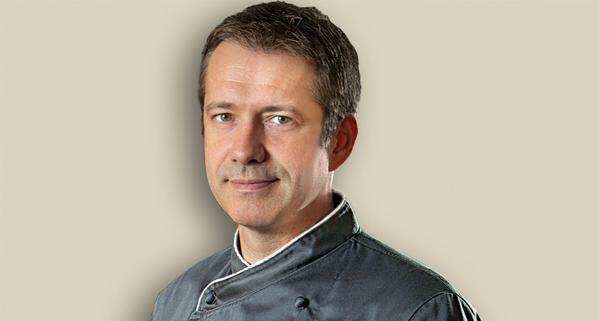 Alexander Herrmann ist ein Urgestein unter den Fernsehköchen. Schon seit 1997 ist er regelmäßig in unterschiedlichen Kochshows, wie "Kochduell" oder "Kitchen Impossible" zu sehen. Der in Kulmbach geborene Koch betreibt in Nürnberg und Umgebung verschiedene Restaurants und auch ein Hotel. 2019 erhielt der Franke seinen zweiten Michelin-Stern und trotzt der Behauptung, dass Fernsehköche nicht die besten ihres Handwerks seien.