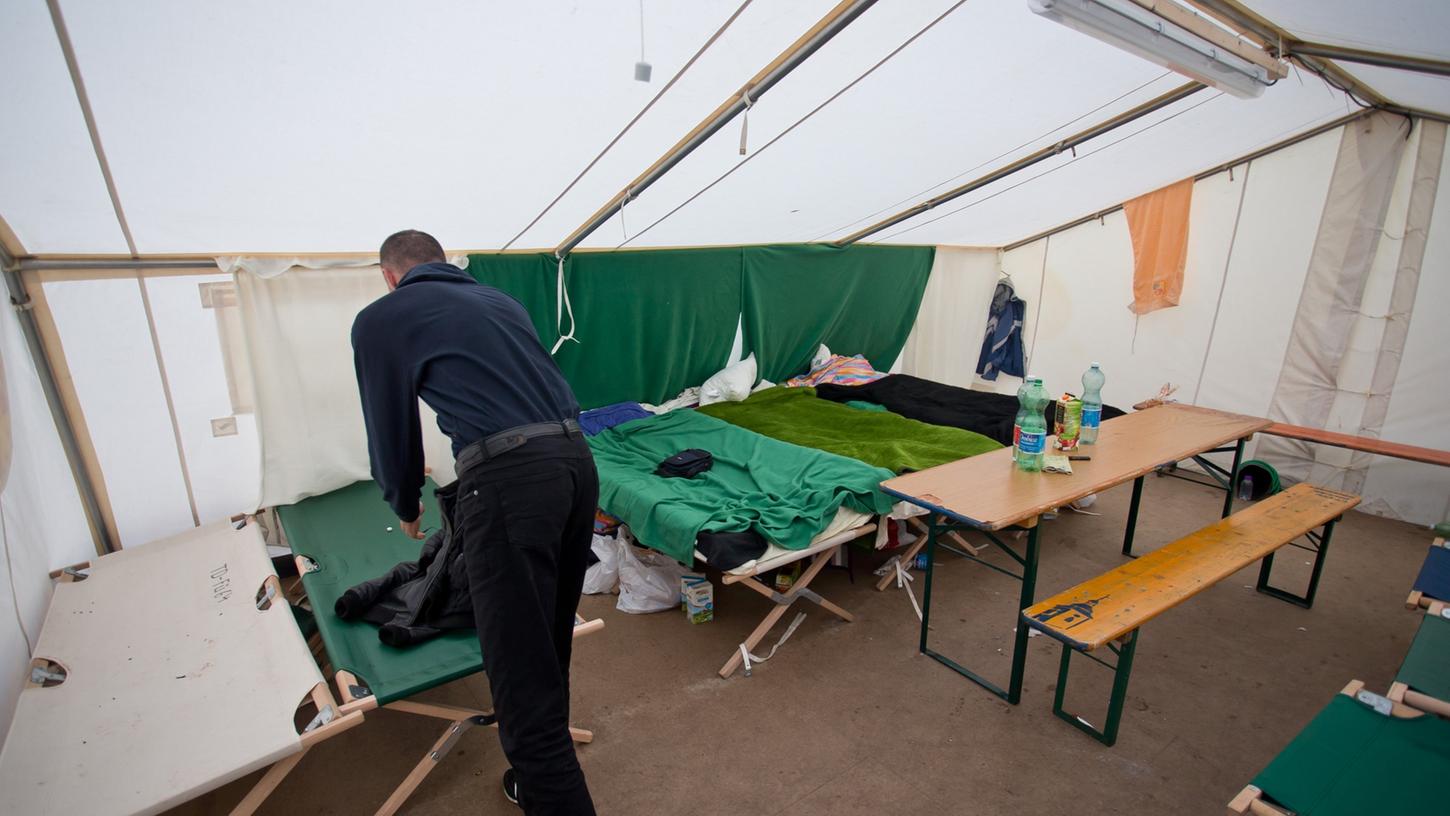 Weil die Flüchtlinge in Zirndorf teilweise in Zelten hausen müssen, wurde ein Teil von ihnen in Ammerndorf untergebracht. Weil die Flüchtlinge in Zirndorf teilweise in Zelten hausen müssen, wurde ein Teil von ihnen in Ammerndorf untergebracht.