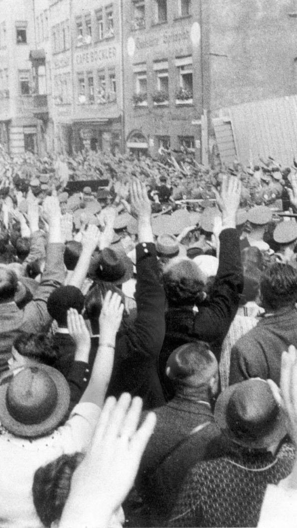 ...kam der Beschluss, die Synagoge in der Essenweinstraße abzureißen. Julius Streicher gab in einer Kundgebung das Signal zum Abriss, die Bevölkerung jubelte.