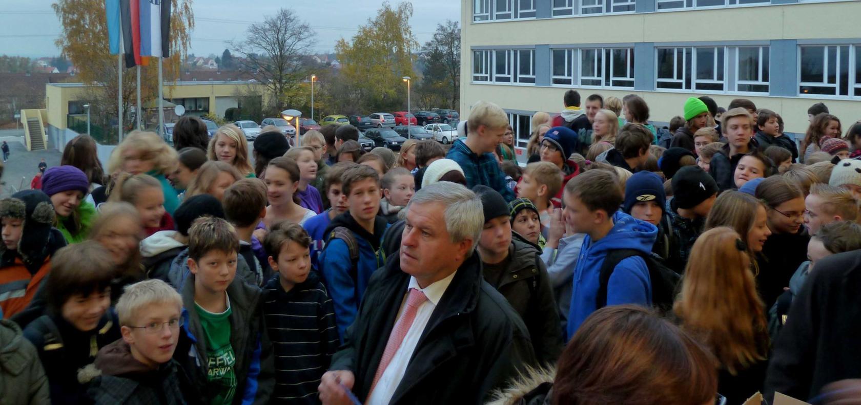 Landrat Walter Schneider stellte die Schülerinnen und Schüler am frühen Morgen in den Mittelpunkt des „großen Tages der Freude“. Landrat Walter Schneider stellte die Schülerinnen und Schüler am frühen Morgen in den Mittelpunkt des „großen Tages der Freude“.